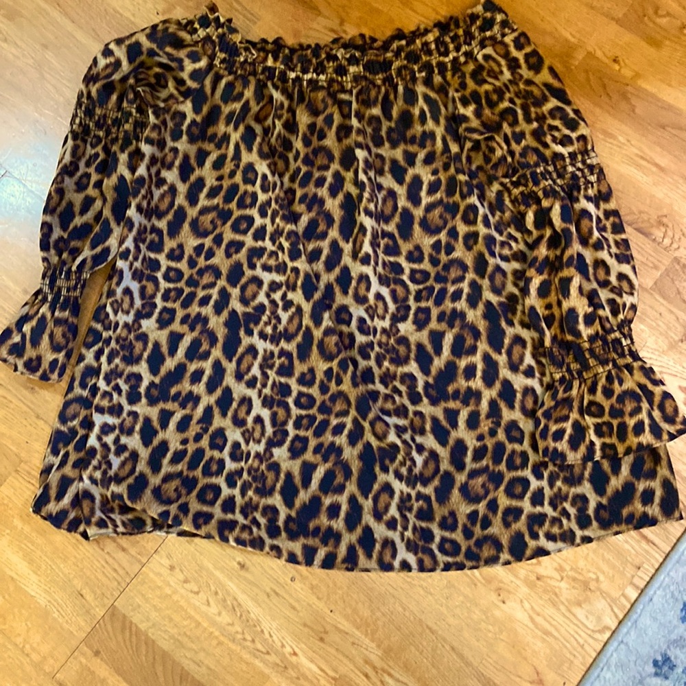 Very cute off shoulder top